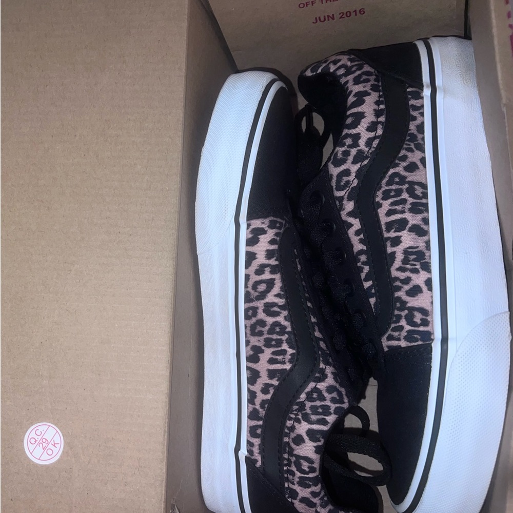 black old skool leapord vans
